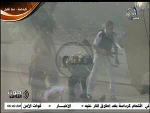 لقطة تلفزيونية تظهر احد ضباط الشرطة اثر اصابته بعيار ناري خلال اقتحام كرداسة