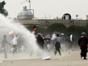 شرطة مكافحة الشغب الكويتية تستخدم خراطيم المياه لفض تظاهرة للبدون في الجهراء
