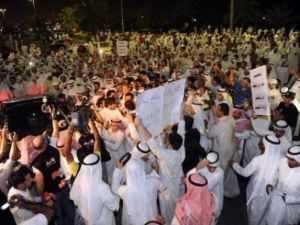 كويتيون يتظاهرون للمطالبة باستقالة رئيس الوزراء الشيخ ناصر محمد الاحمد الصباح في 3 حزيران/يونيو
