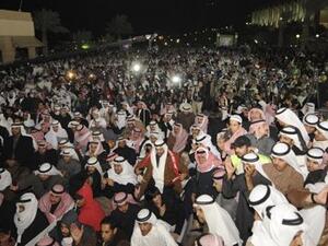 كويتيون يحتشدون في ساحة مجلس الامة