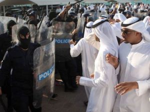 الشرطة الكويتية في مواجهة متظاهرين من المعارضة امام مقر الشرطة شرق العاصمة الاربعاء
