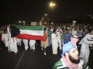 محتجون يرفعون علم الكويت اثناء مظاهرة ضد التعديلات المقترحة للدوائر الانتخابية
