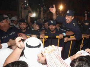 رجال شرطة يتصدون لمحتجين امام البرلمان في الكويت العاصمة يوم 15 اكتوبر 
