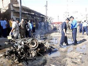 بقايا سيارة بموقع تفجير في الكوت جنوبي بغداد