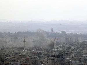 دخان يتصاعد في سماء مدينة اللاذقية السورية 
