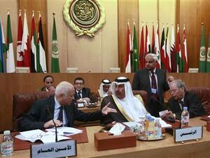 الامين العام للجامعة العربية نبيل عمرو (يسارا) ووزير الخارجية القطري الشيخ حمد بن جاسم خلال الاجتماع 
