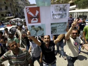 لبنانيون يتظاهرون ضد نظام الرئيس السوري بشار الاسد في القبة في طرابلس
