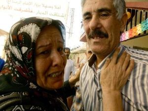 عائلة عباس حمود الذي كان مختطفا في سوريا تستقبله بعد الافراج عنه
