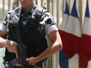 عنصر من الدرك اللبناني امام مقر السفارة الفرنسية في بيروت 
