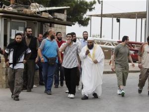 السجناء لدى مغادرتهم السجن في شرق بيروت يوم الثلاثاء
