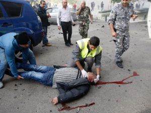 عناصر الصليب الاحمر اللبناني يحاولون اسعاف احد جرحى التفجير الذي اودى بحياة الوزير السابق محمد شطد في بيروت الجمعة
