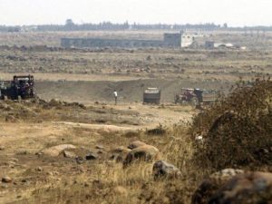 الجيش السوري يقيم ساترا ترابيا في منطقة حدودية مع لبنان
