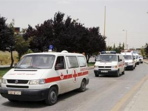 ارشيف/ سيارات إسعاف للصليب الأحمر اللبناني تنقل مصابين من اللاجئين السوريين من بلدة سورية على الحدود الى بلدة لبنانية في سهل البقاع
