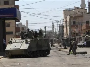 جنود من الجيش اللبناني في دورية أمنية بمدينة طرابلس في شمال لبنان بعد اشتباكات بين سنة وعلويين
