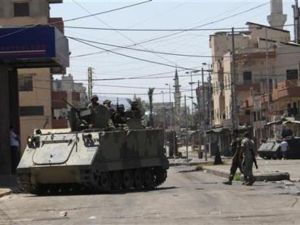 جنود من الجيش اللبناني في دورية أمنية بمدينة طرابلس في شمال لبنان بعد اشتباكات بين سنة وعلويين
