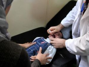 تلقيح طفة ضد الشلل في طرابلس
