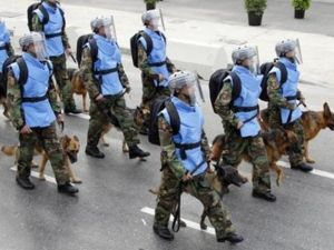 جنود لبنانيون يمسكون كلابا يشاكون في عرض عسكري
