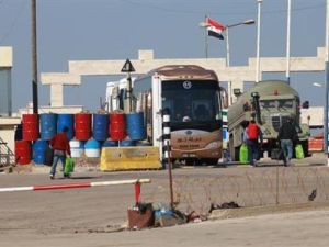 مشاة يمرون عبر معبر العريضة الحدودي بين سوريا ولبنان يوم الأربعاء أثناء اغلاق محتجين له لمنع وصول وقود الى سوريا.
