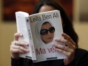 امراة تطالع كتابا الفته ليلى زوجة الرئيس المخلوع زين العابدين بن علي