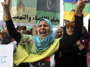 امراة من الامازيغ خلال احتجاج في طرابلس