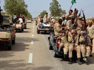 
ثوار ليبيون في طريقهم الى بلدة بئر الغنم في 6 اب/اغسطس 2011 