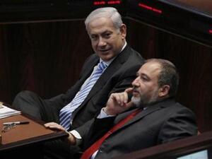 بنيامين نتانياهو ينظر الى افيغدور ليبرمان خلال احدى جلسات الكنيست