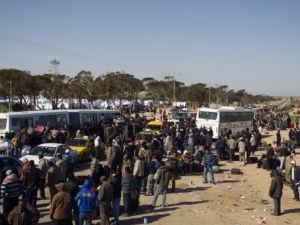 مصريون يستعدون للمغادرة الى بلادهم في 3 اذار/مارس 2011
