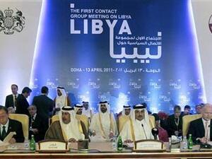 أعضاء وفود الدول المشاركة في اجتماع مجموعة الاتصال بشأن ليبيا في الدوحة يوم الأربعاء
