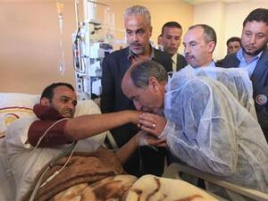 مصطفى عبد الجليل رئيس المجلس الوطني الانتقالي الليبي يزور احد المصابين في بنغازي 
