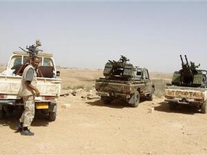 مقاتلون للمعارضة الليبية يتأهبون للانطلاق صوب خط المواجهة في بلدة قرب زليتن يوم الأحد.
