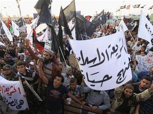 ليبيون يطالبون بتطبيق الشريعة الاسلامية في مسيرة في بنغازي 
