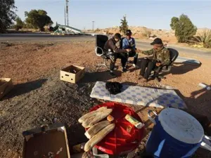 معارضون ليبيون مسلحون ينظفون اسلحتهم قرب بلدة الزنتان في منطقة الجبل الغربي جنوب غربي طرابلس 