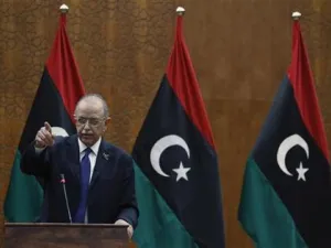رئيس الوزراء الليبي عبدالرحيم الكيب خلال مؤتمر صحفي في طرابلس
