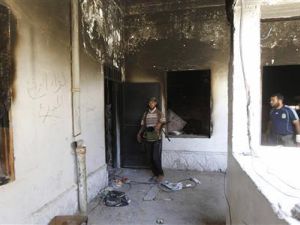 مقاتلون تابعون للمعارضة الليبية يتفقدون مركزا للشرطة يقول مدنيون إن قوات للقذافي دمرته في ككلة جنوب غربي طرابلس 