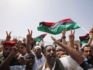 ليبيون في ساحة الشهداء في طرابلس