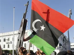 علم ليبيا إبان الملكية خلال صلاة عيد الفطر في طرابلس 
