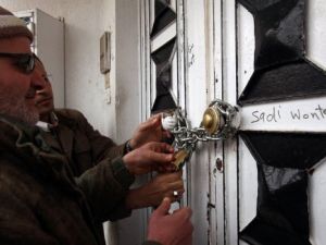 متظاهرون يغلقون بالسلاسل الحديدية باب سفارة النيجر في طرابلس
