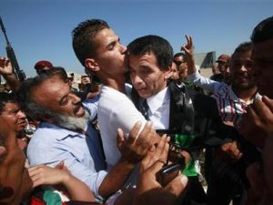 ابن العقيد علي الرابطي يقبل رأسه لدى عودته الى ليبيا 