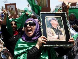  ليبيات يرددن شعارات مؤيدة للقذافي في طرابلس
