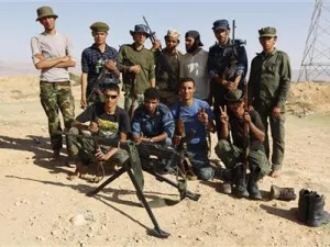 ثوار ليبيون في صورة جماعية التقطت يوم الجمعة 
