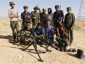 ثوار ليبيون في صورة جماعية التقطت يوم الجمعة 
