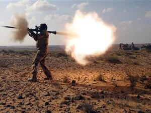 مقاتل من القوات المناوئة للقذافي يطلق قذيفة ار بي جيه على القوات الموالية للقذافي في قرية قرب سرت آخر معاقل الزعيم الليبي المخلوع 