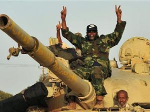 ثوار ليبيون يعتلون دبابة قرب سرت