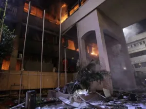 رجال الاطفاء يحاولون اخماد النيران في طرابلس فجر الثلاثاء