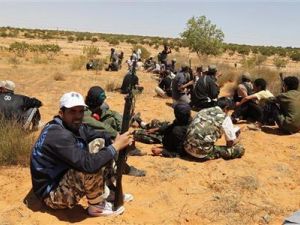 مقاتلون من المعارضة الليبية ينتظرون قرب خط المواجهة مع قوات القذافي