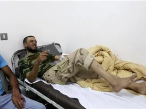 معارض ليبي مصاب يتلقى العلاج في مستشفى في بنغازي