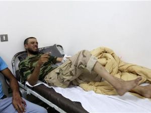 معارض ليبي مصاب يتلقى العلاج في مستشفى في بنغازي