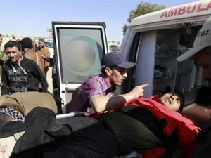 مقاتلون ينقلون زميلا لهم أصيب في اجدابيا يوم الأحد
