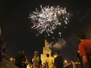 لعاب نارية تضيء سماء بنغازي احتفالا باجراء الانتخابات
