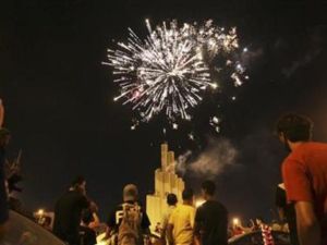 لعاب نارية تضيء سماء بنغازي احتفالا باجراء الانتخابات
